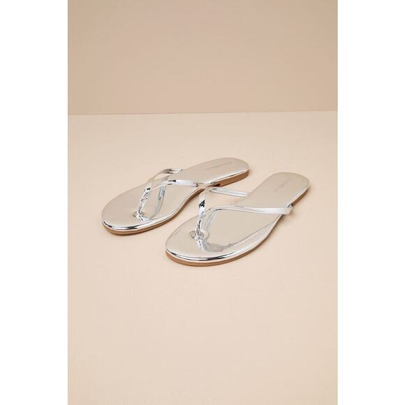 D'Amelio Footwear BeachBae Silver Mirror Patent Flat Thong Sandals - Picture 2 of 5